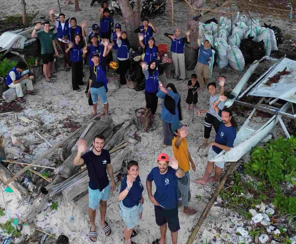 Aksi Bersih di Pantai Marumasa Kumpulkan 579 Kilogram Sampah