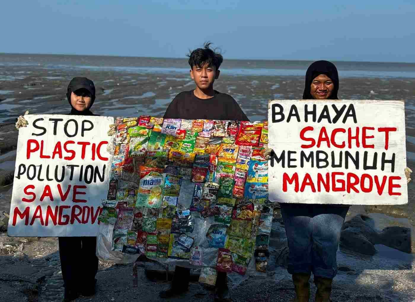 Pagar Laut, Kebutuhan Mendesak di Pantai Timur Surabaya untuk Lindungi Mangrove dari Sampah Plastik