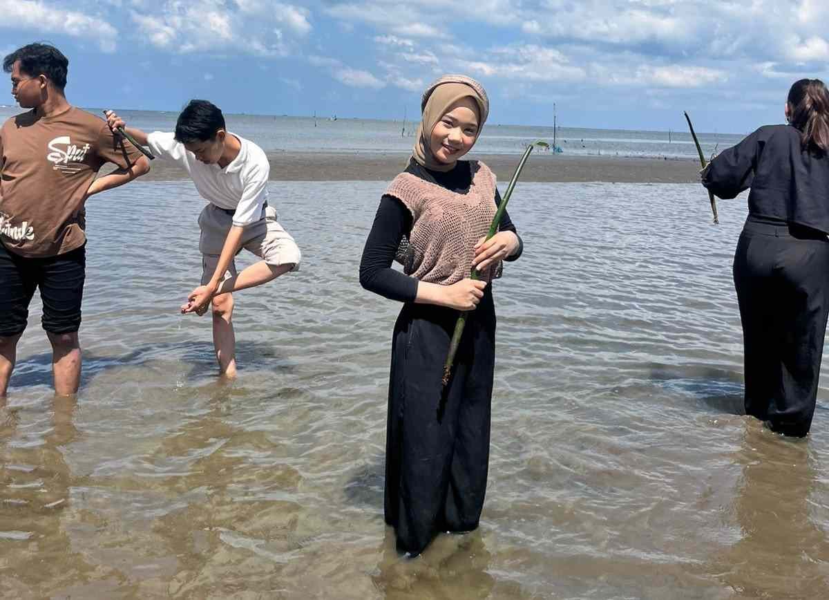 Duta Remaja Sulsel 2025, Andi Azzaza Tanam 100 Mangrove di Luppung