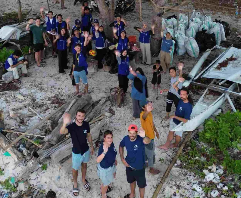 Aksi Bersih di Pantai Marumasa Kumpulkan 579 Kilogram Sampah