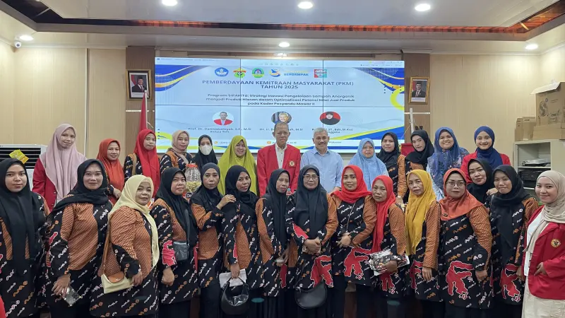 Kolaborasi Tim Dosen Unhas dan Unimerz Edukasi Warga Ujung Tanah Kelola Sampah
