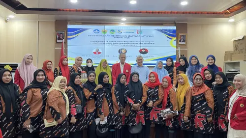 Kolaborasi Tim Dosen Unhas dan Unimerz Edukasi Warga Ujung Tanah Kelola Sampah