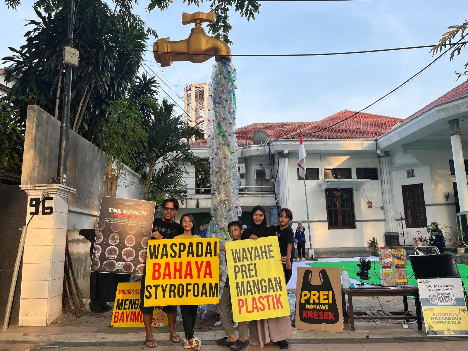 Anak-anak Surabaya Suarakan "Tutup Kran Plastik" untuk Generasi Emas 2045