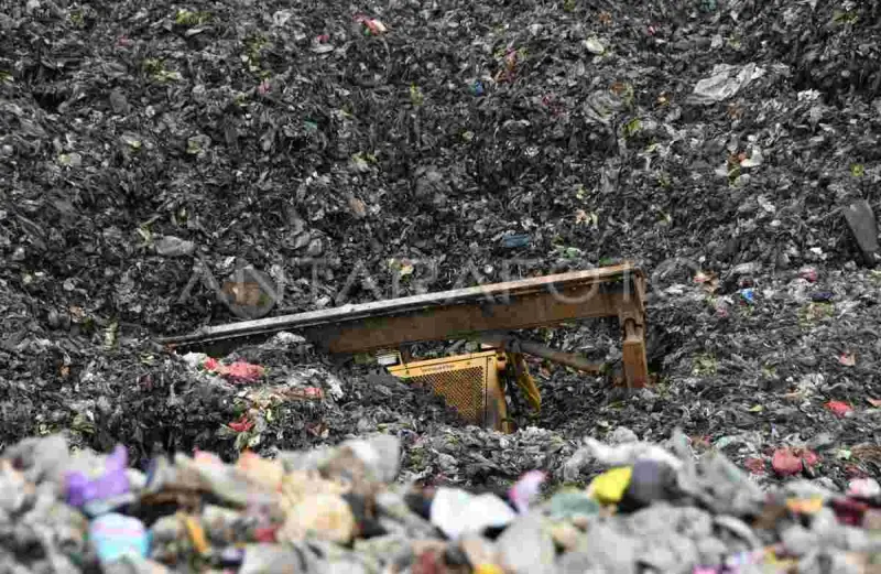 Tragedi Longsoran Sampah di TPAS Galuga, Operator Alat Berat Tewas Tertimbun