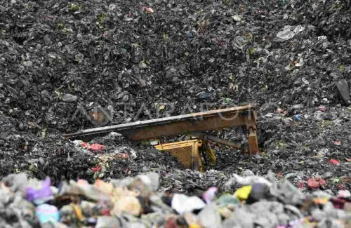 Tragedi Longsoran Sampah di TPAS Galuga, Operator Alat Berat Tewas Tertimbun