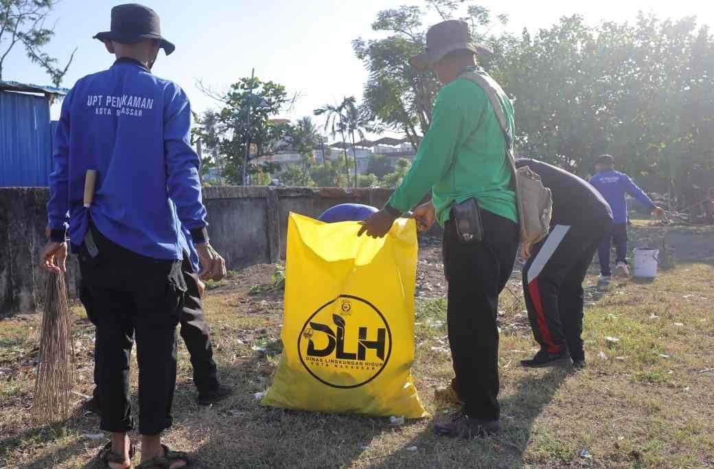 Gotong Royong  di World Cleanup Day, Cara Warga Makassar Merawat Kota dari Pesisir