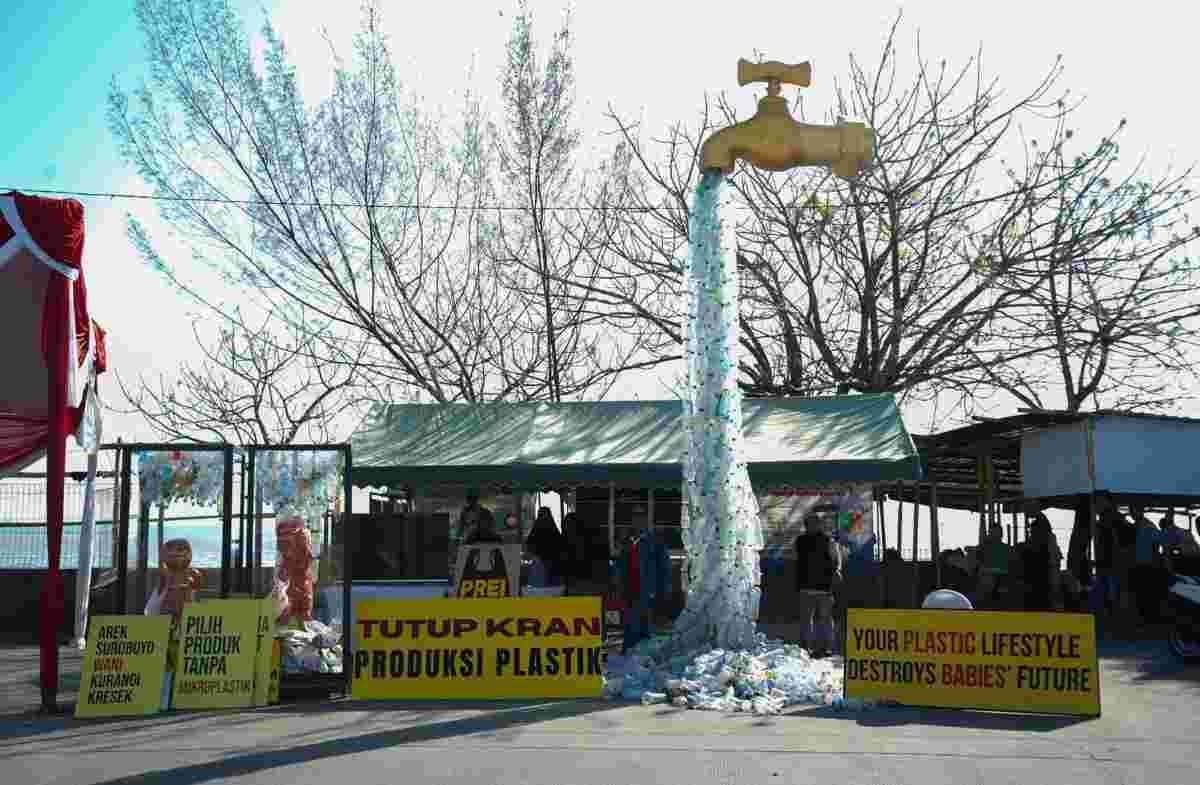 Instalasi Kran Plastik dan Akuarium Bayi, Cara Unik Ecoton Meriahkan World Clean Up Day