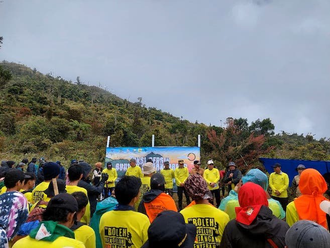 KLH Bantu Fasilitas MCK dan Musala di Gunung Bawakaraeng