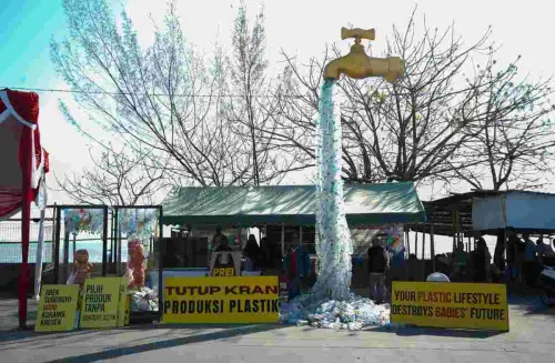 Instalasi Kran Plastik dan Akuarium Bayi, Cara Unik Ecoton Meriahkan World Clean Up Day