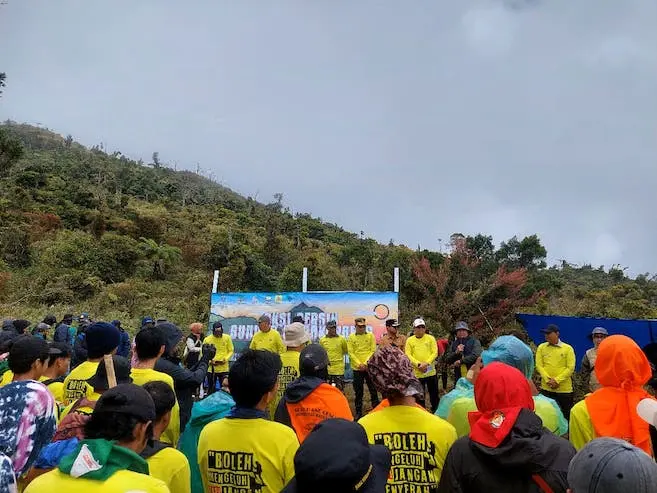 KLH Bantu Fasilitas MCK dan Musala di Gunung Bawakaraeng