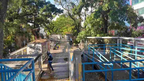 Skywalk Cihampelas, Destinasi Wisata Ikonik yang Pamornya Mengelupas