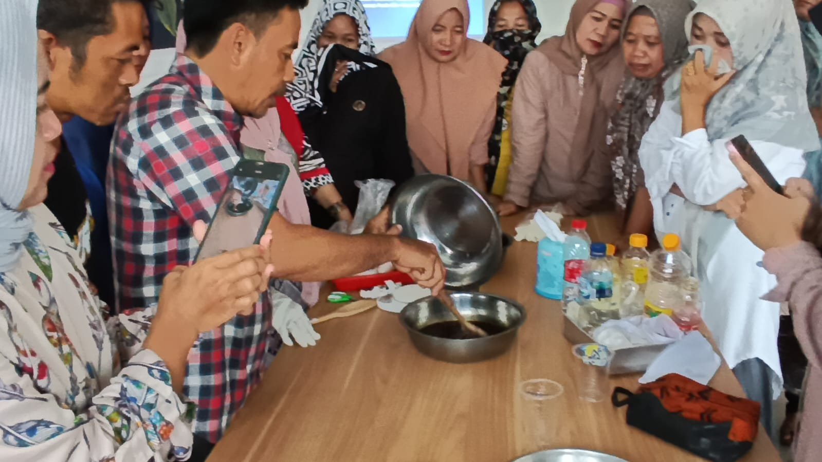 Antusias Warga Desa Panakkukang Gowa Olah Minyak Jelantah Jadi Sabun dan Lilin