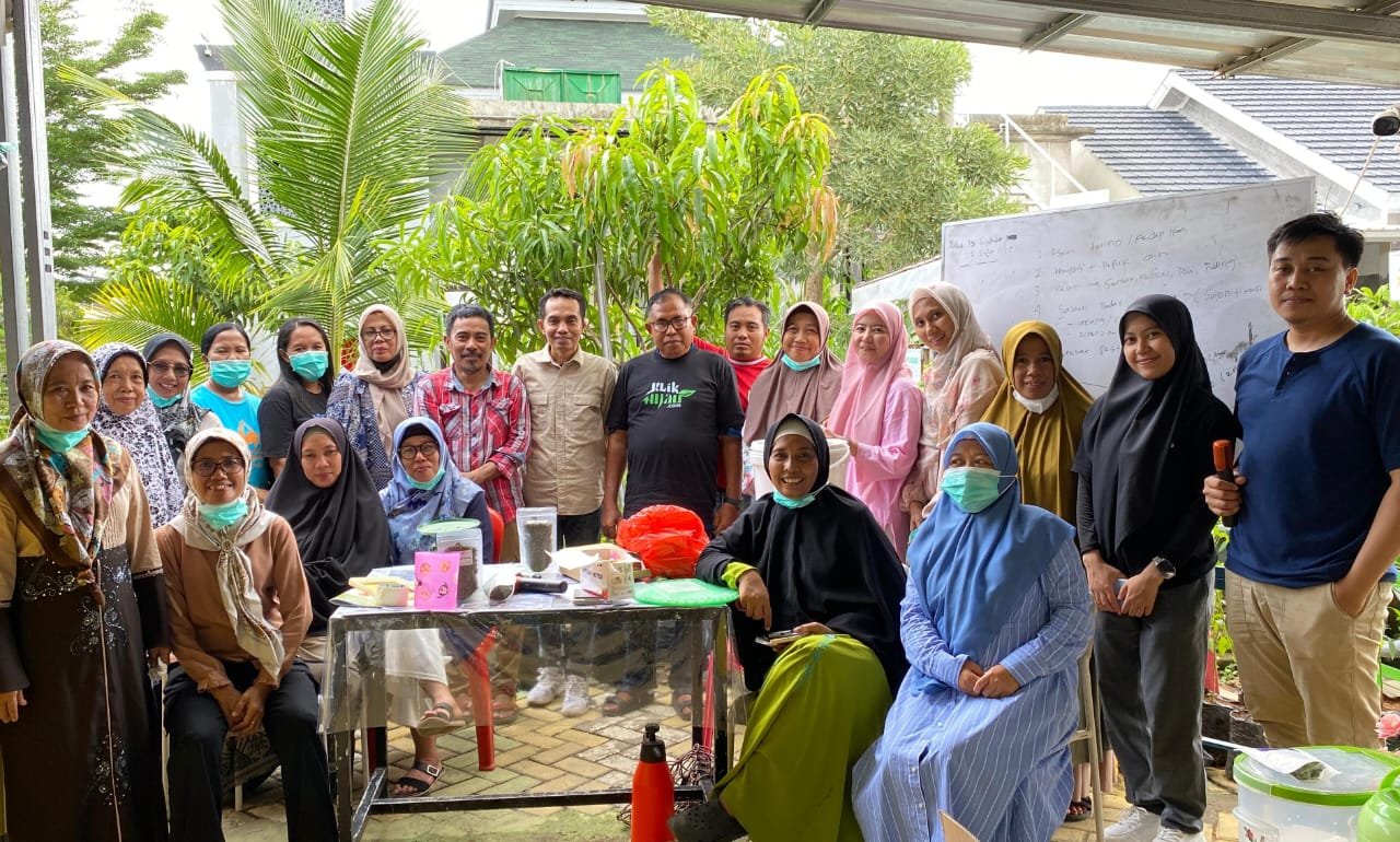 Dorong Resiliensi Ekologis: Klikhijau- Pengurus Masjid Nurul Bakti Ilahi olah Daun Kelor jadi Superfood hingga Biochar untuk Urban Farming