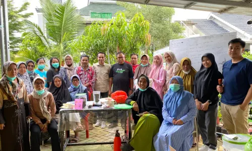 Dorong Resiliensi Ekologis: Klikhijau- Pengurus Masjid Nurul Bakti Ilahi olah Daun Kelor jadi Superfood hingga Biochar untuk Urban Farming