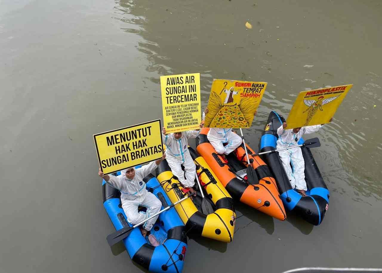 ECOTON Desak Pemerintah Tindak Tegas Industri Pembuang Limbah ke Kali Mas