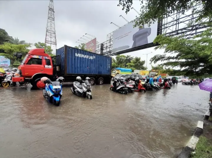 Air yang Kebingungan Mencari Jalan di Makassar