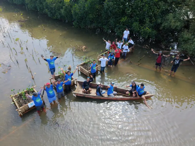 APGI dan Traknus Tanam Mangrove dan Lepas Ratusan Bibit Kepiting di Pesisir Makassar