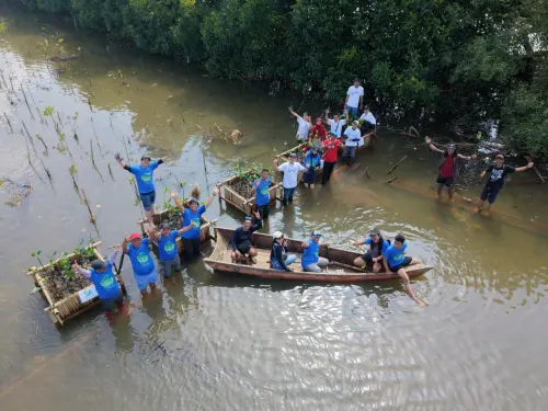 APGI dan Traknus Tanam Mangrove dan Lepas Ratusan Bibit Kepiting di Pesisir Makassar