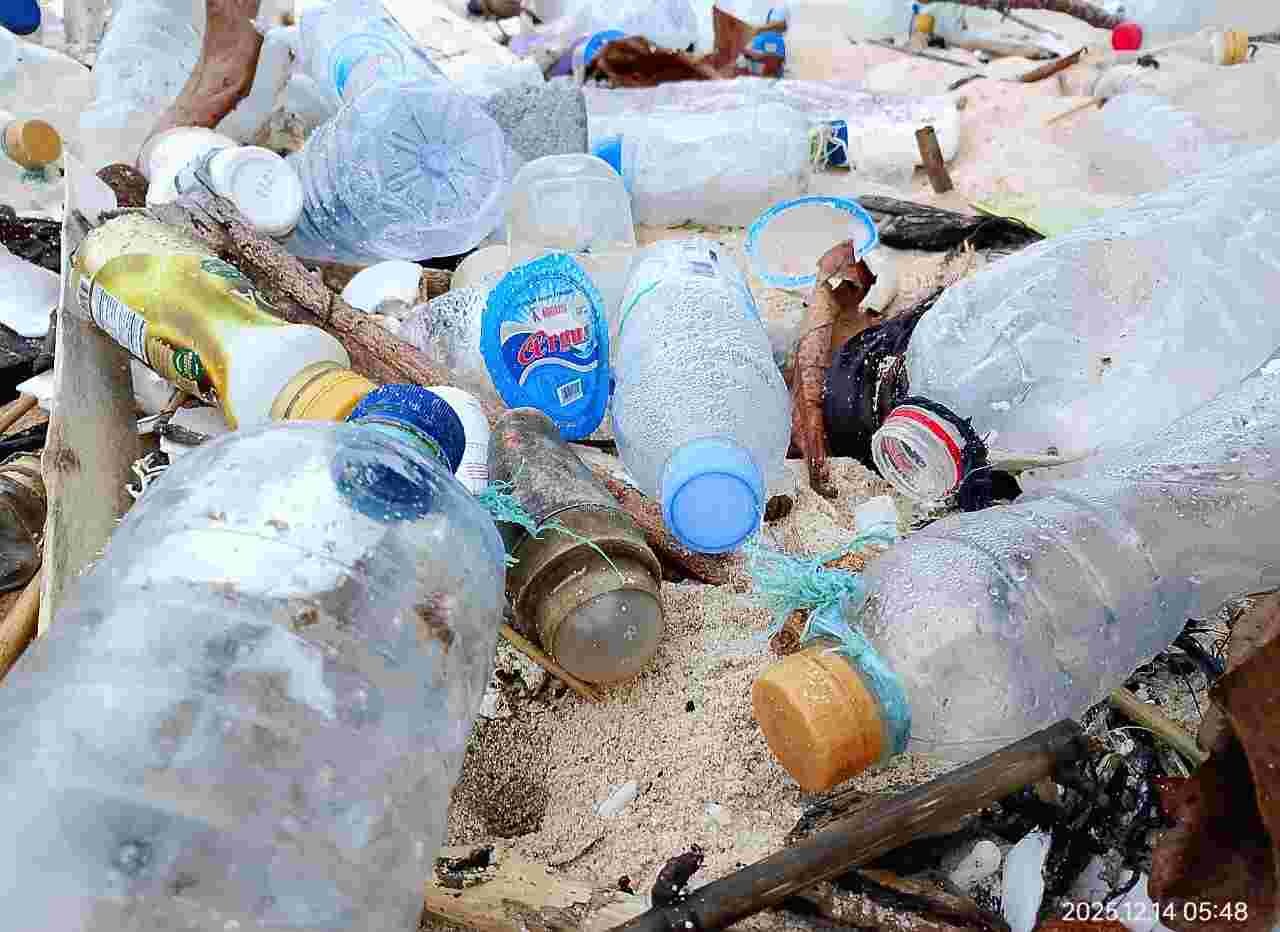 Sampah Plastik Terikat yang Mengikatkan Diri di Pantai Lemo-Lemo, Bulukumba