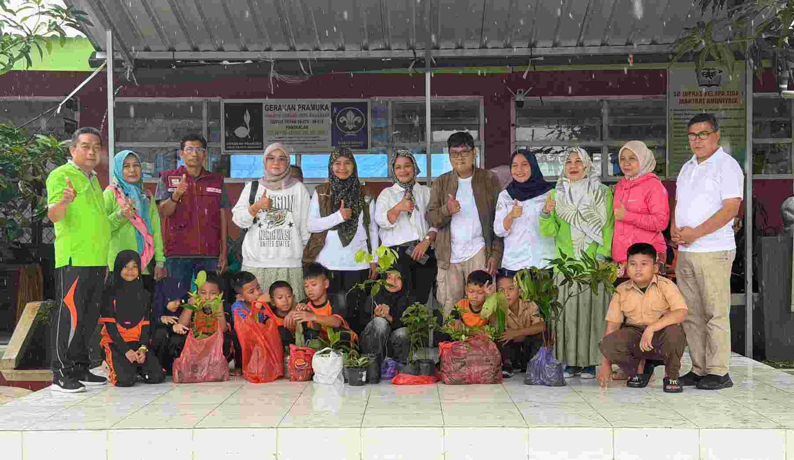 Sejumlah Dosen Gelar Aksi Hijau di SD Inpres Kelapa Tiga 1 Makassar