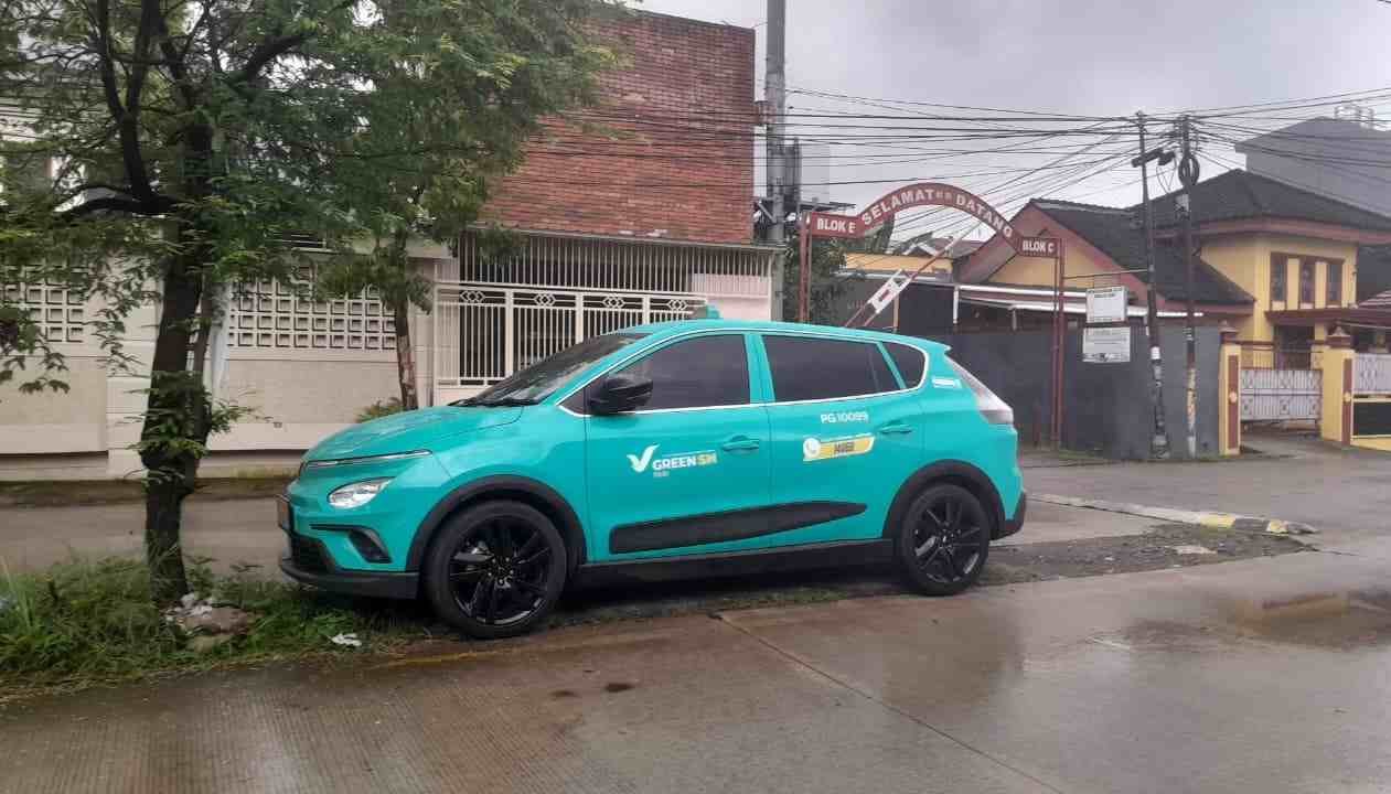 Memecah Hujan Makassar dengan Green SM: Pengalaman Perdana Menjajal Taksi Listrik Asal Vietnam