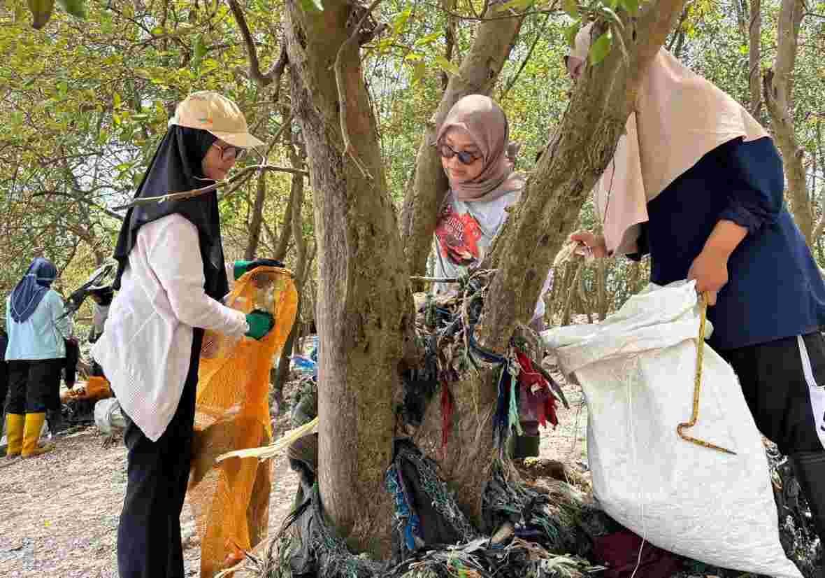Ecoton dan River Warrior Gelar Aksi Lingkungan, Bebaskan Mangrove dari Jeratan Plastik