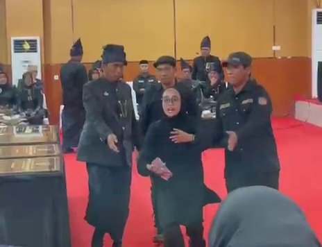 Prahara Petrokimia di HUT Bulukumba, Aksi Epik Aktivis Perempuan Menginterupsi Rapat Paripurna