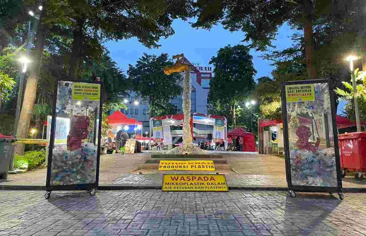 Kenalkan Dampak Kesehatan Plastik Sekali Pakai, Ecoton Gelar Instalasi Seni Bayi Mikroplastik