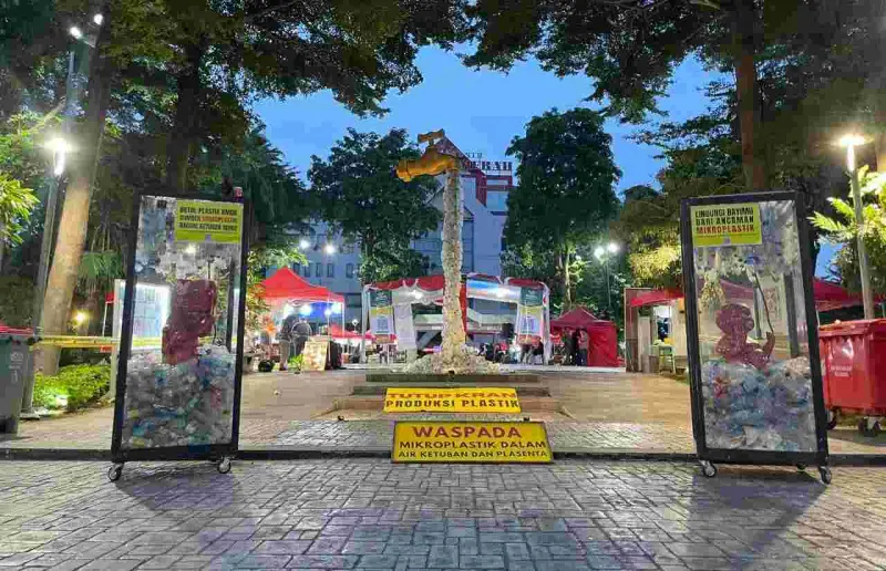Kenalkan Dampak Kesehatan Plastik Sekali Pakai, Ecoton Gelar Instalasi Seni Bayi Mikroplastik