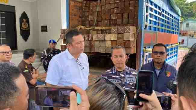 Kolaborasi Intensif Bongkar Sindikat Kayu Ilegal Antar Pulau di Balikpapan