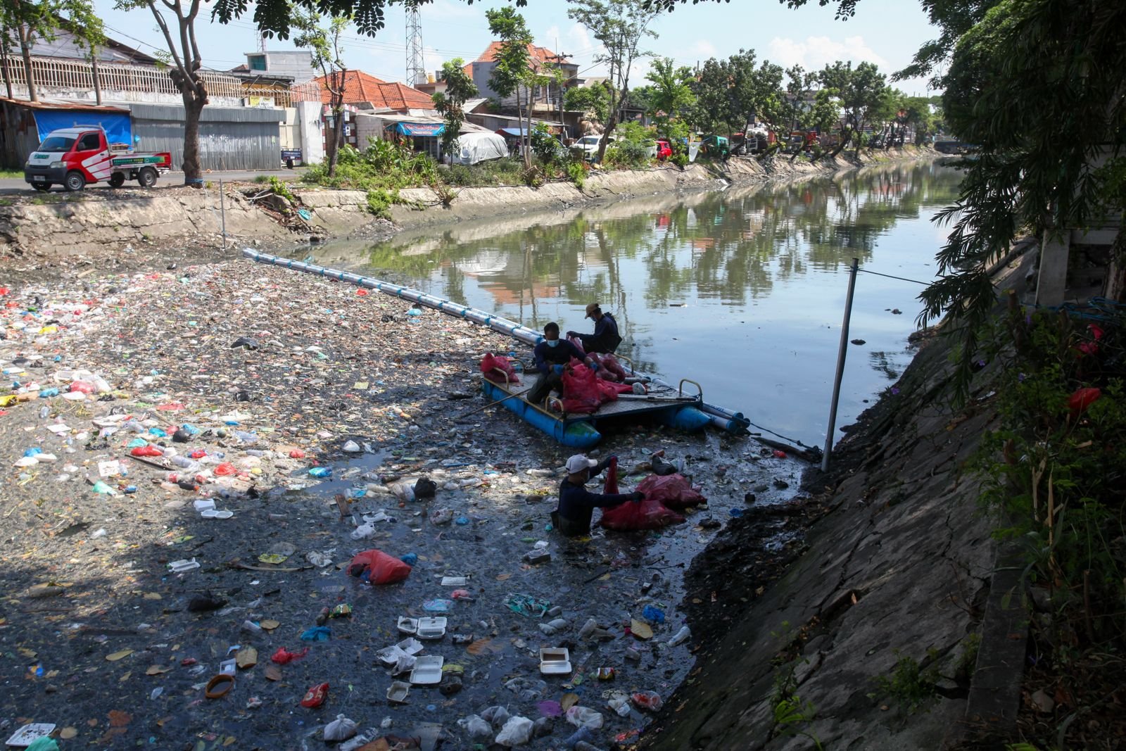 Pasang Trashboom, MOZAIK ECOTON Angkut 907 Kg Sampah Sehari dari Kali Tebu demi Cegah Sampah ke Laut   