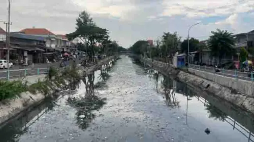 Kali Tebu Disesaki Mikroplastik, Ecoton Ajak Stop Buang Sampah Plastik ke Sungai