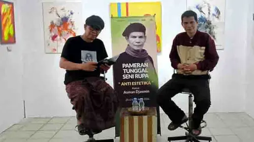 Pameran "Anti-Estetika" Asman Djasmin Dobrak Bukit Baruga di Kedai Deskopidi