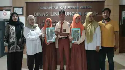 Siswa SMAN 1 Driyorejo Jadikan Hari Bumi sebagai Momentum Menyuarakan Masalah Lingkungan