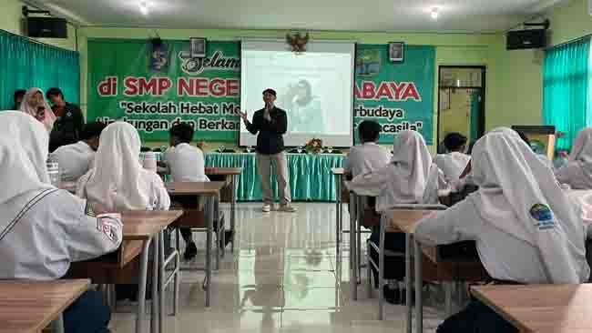 Aksi Hijau di Sekolah, ECOTON dan Bumbi  Ajak Siswa Kurangi Penggunaan Plastik