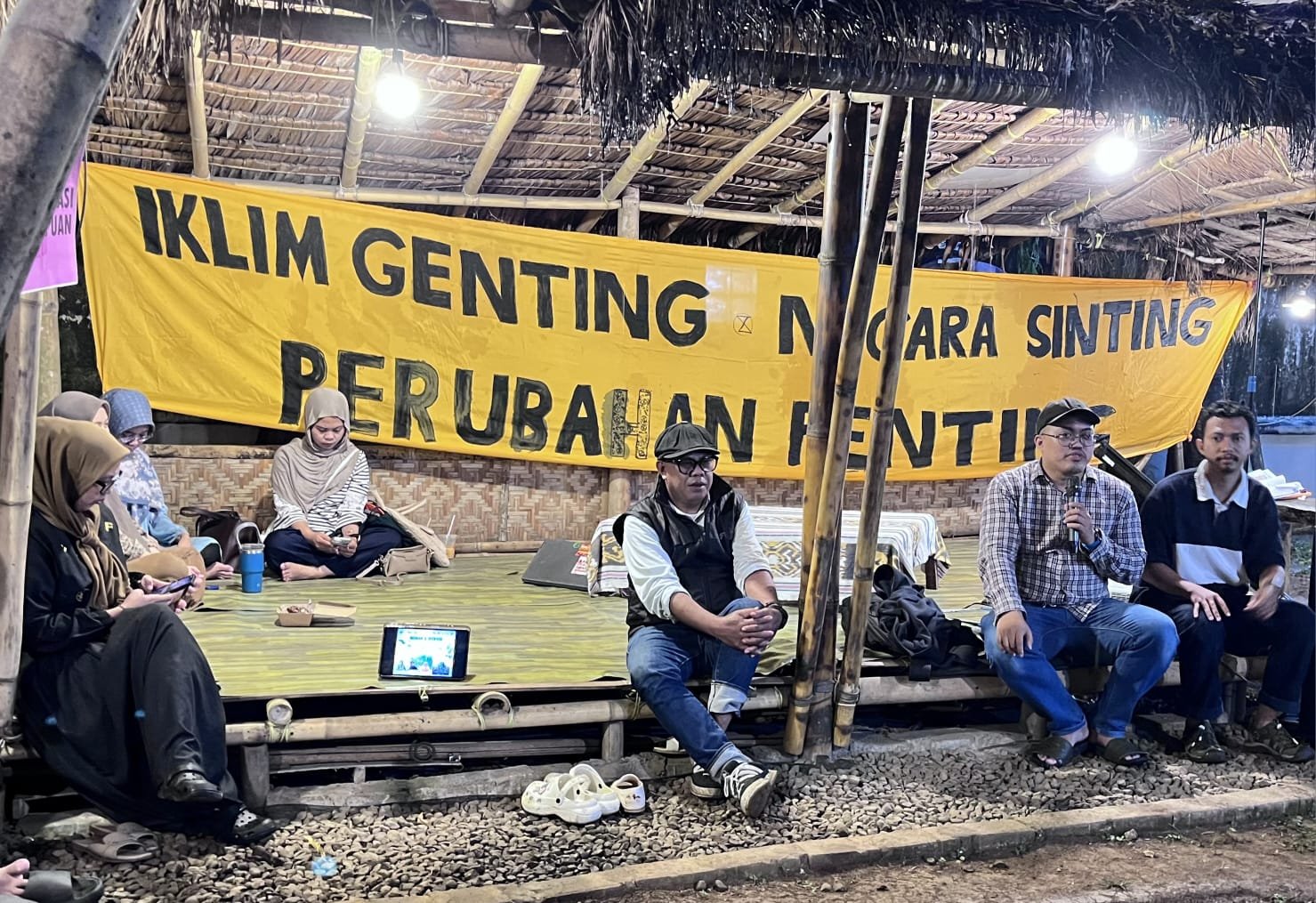 Fesyen yang Membunuh Bumi: Menggugat Industri Sandang, Merawat Kembali Warisan Tradisi