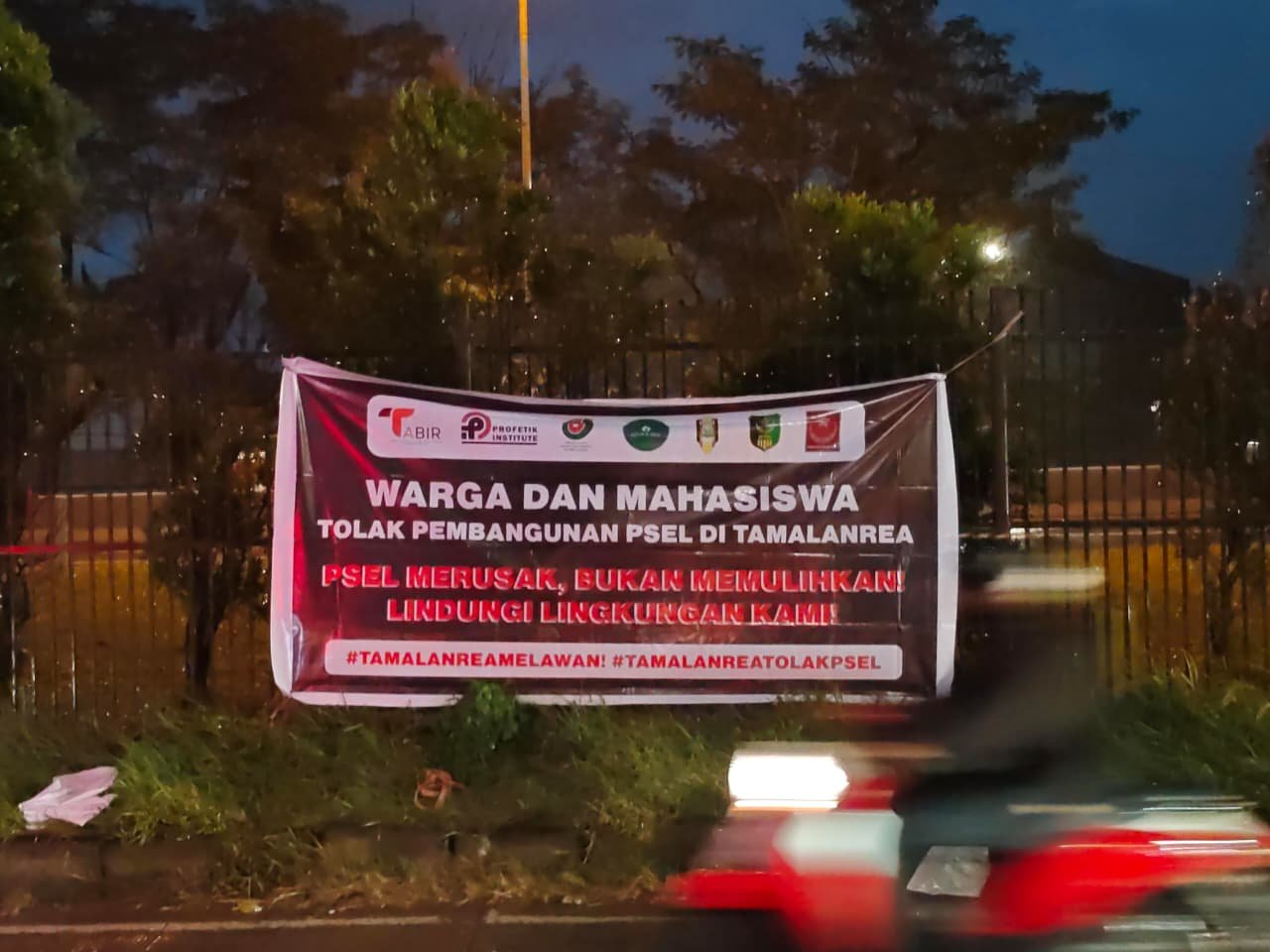 Aliansi Mahasiswa dan Warga Kompak Bentangkan 'Tolak PSEL Tamalanrea'