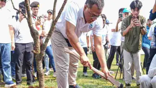 Bangun Ketahanan Iklim, Menteri LH Targetkan Penanaman 2 Miliar Pohon