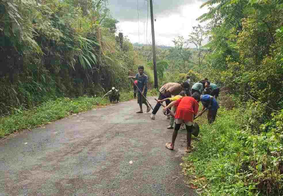 Jumat Bersih, Aksi Nyata Warga Desa Kahayya Sulap Jalan Poros Jadi Aman dan Asri
