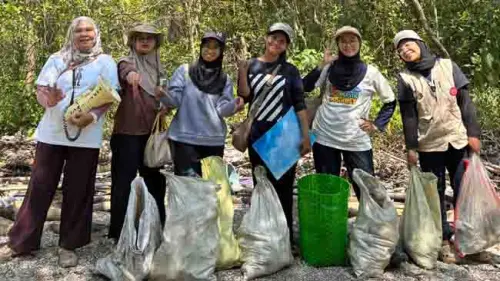 ECOTON Ajak Generasi Muda Selamatkan Mangrove Wonorejo dari Lilitan Sampah Plastik