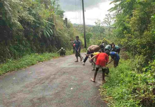 Jumat Bersih, Aksi Nyata Warga Desa Kahayya Sulap Jalan Poros Jadi Aman dan Asri