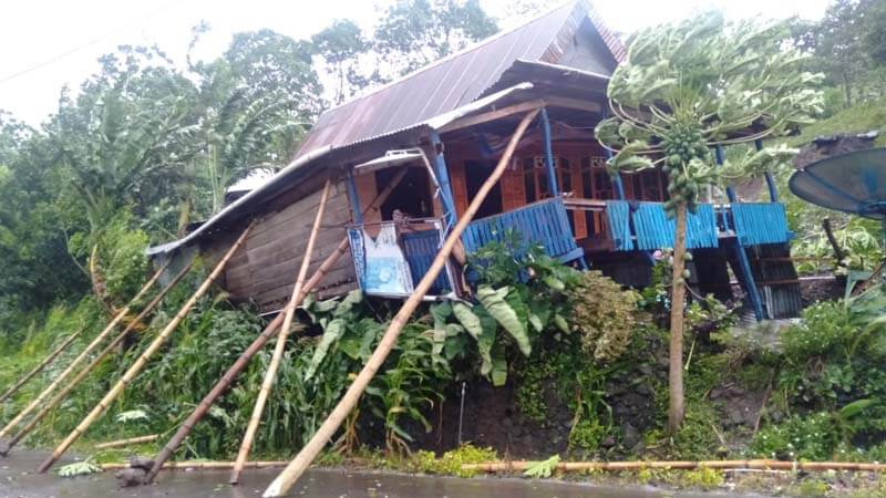 2 Rumah warga nyaris roboh di Dusun Bangkala Desa Borimasunggu Kecamatan Biringbulu Kabupaten Gowa