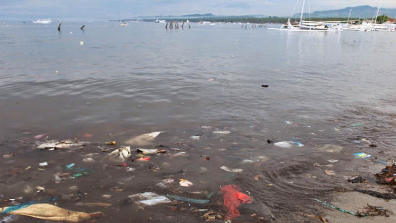 Air laut yang menghitam karena sampah di Pambusuang (1)