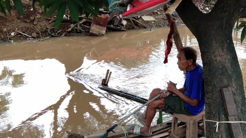 Daeng Supu', Lelaki yang Memancing Plastik di Tepi Kanal