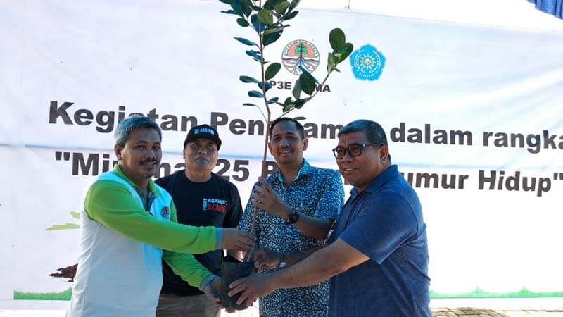 Penyerahan pohon dari Kepala P3E kepada Pimpinan Unismuh Makassar