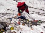 Ilustrasi sampah di gunung Everest