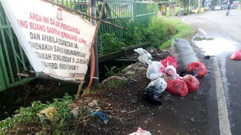 Jangan Ditiru, Pemandangan Salah Satu Tempat Sampah Jadi-Jadian di Makassar