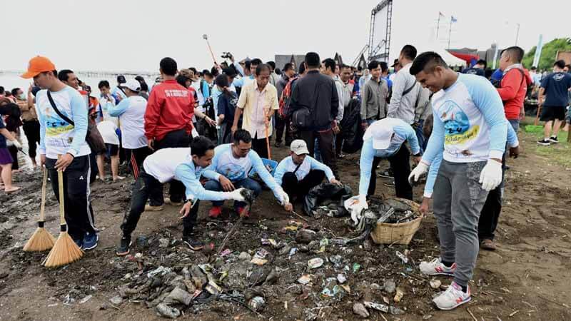 Lestarikan Lingkungan Pesisir Dan Laut, KLHK Gelar Aksi Bersih Pantai di Cirebon 2