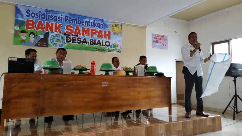 Sosialisasi pembentukan bank sampah Desa Bialo, Bulukumba