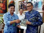 Buku Wisata Alam Sulsel diterima Gubernur Nurdin Abdullah